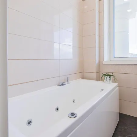 Crescent Luxury Retreat - Seafront Scala E