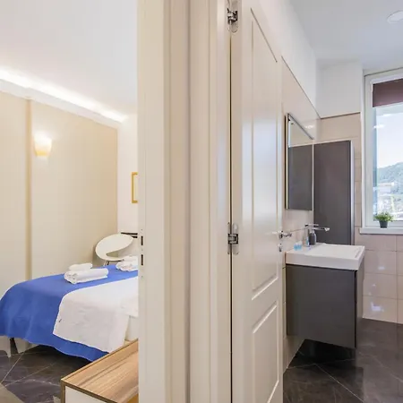 Crescent Luxury Retreat - Seafront Scala E